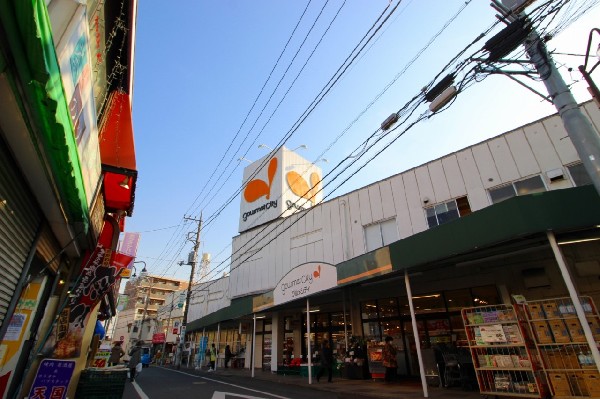 グルメシティ稲城店(通常 7時 から 23時で朝早くからの営業です。駅からも近い立地で使い勝手のよいスーパー。)