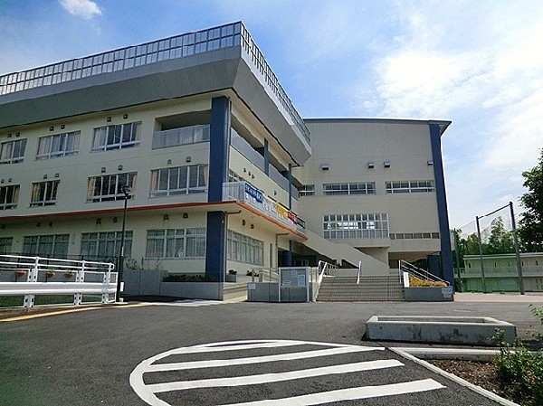 柿生中学校　(昭和22年開校の歴史ある中学校です。中学校内に郷土の史料館が設置されています。)