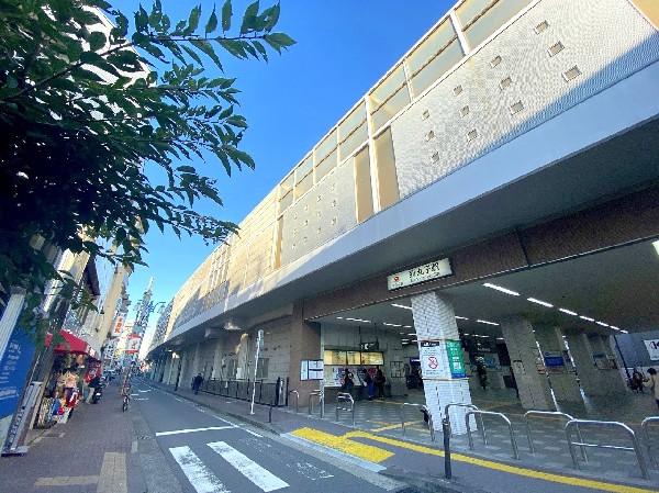 新丸子駅(都内から神奈川県に入った1つ目の駅。都内にも横浜にも出やすいのが人気の理由。)