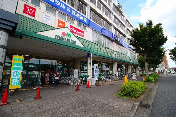 マルエツ鶴川店(幹線道路沿いにあり、自転車や車で立ち寄りやすい駐車場完備のスーパーです。)