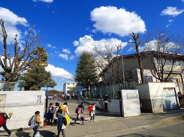 南生田小学校　(各学級5クラス以上あり、総児童数1000人強の活気ある小学校。共働きに嬉しいわくわくプラザもあり、月～金は19時までスタッフが見守ります。)