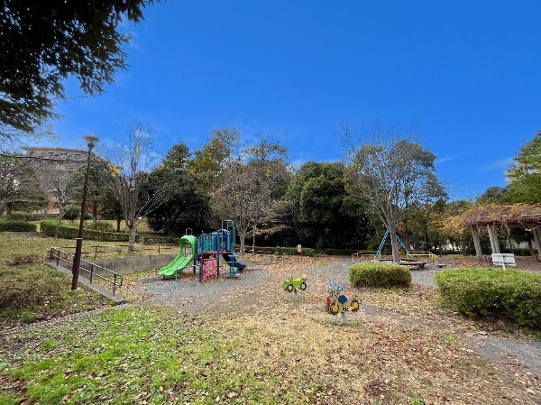 大田平公園(山すそにつくられた公園です。複合遊具やブランコなど多くの遊具がある公園です。)