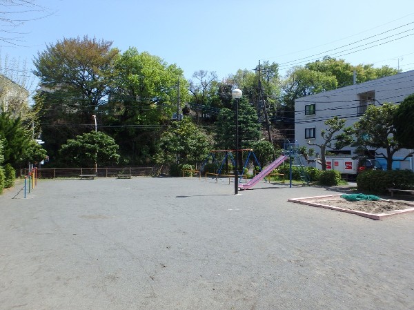 生田大谷第一公園(遊具もある広めの公園。放課後や休日は多くの子供たちでにぎわいを見せています。)