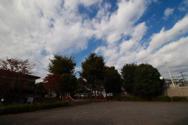 下麻生花島公園(赤い滑り台が印象的な公園。ベンチが複数あるので、お子様の見守りも助かります。)