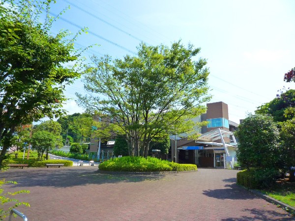 栗平駅　(小田急線急行・快速急行停車駅。北口周辺は、小田急マルシェや、Odakyu OX、コンビニ、飲食店、個人医院、ドラッグストアなどの商業施設が多くある。)