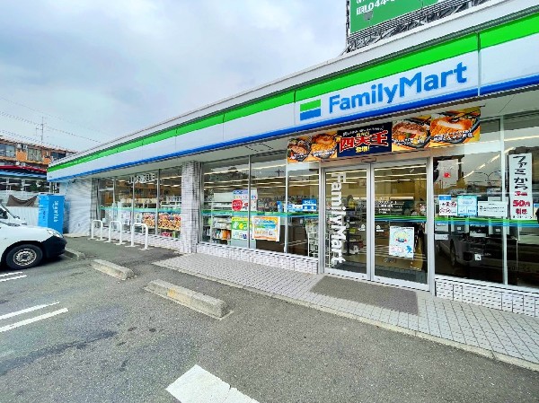 ファミリマート川崎鷺沼店(ファミチキをはじめスナックメニューも大人気です。買物だけではなく、日常生活に関係する最重要施設となりつつある。)