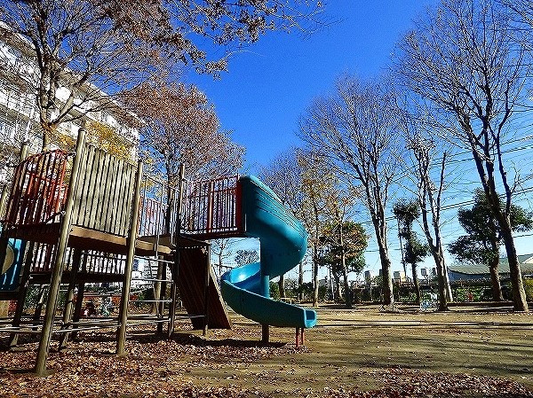 岡上けやき公園(大きめの遊具があります。背の高い気が植えられているため、日影が多く過ごしやすい公園です。)