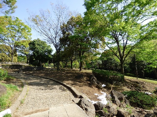 王禅寺ふるさと公園(多摩丘陵の豊かな自然を生かし、水と緑をテーマとして作られた公園。多目的広場、芝生広場、自然林を生かした散策道、富士山展望広場などあり。)