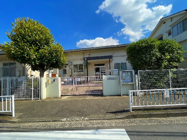 あおぞら菅田保育園(消防署・地域ケアプラザなどの施設が近くにあり、住宅街の中にあります。また川・畑が近隣にあり、芋ほりや散歩など、保育環境に適しています。)