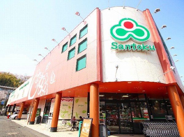 スーパー三徳高田店(営業時間は9：30～22：00までで、駐車場は58台完備されています。)