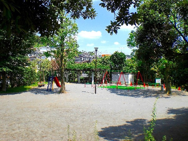 高田第三公園(住宅街らしく近隣には公園が複数ありますので、お子様にも嬉しい住環境です。きっと、お気に入りの公園がみつかるはずです。)