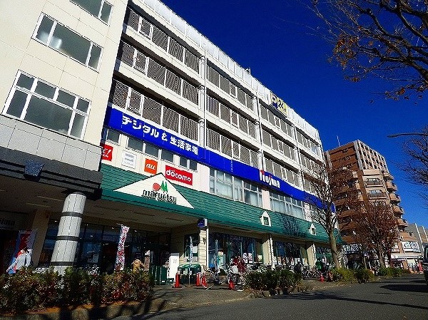 マルエツ 鶴川店(幹線道路沿いにあり、自転車や車で立ち寄りやすい駐車場完備のスーパーです。朝9時から夜9時まで営業。駐車場は65台無料です！)