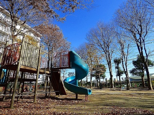 岡上けやき公園　(大きめの遊具があります。背の高い気が植えられているため、日影が多く過ごしやすい公園です。)