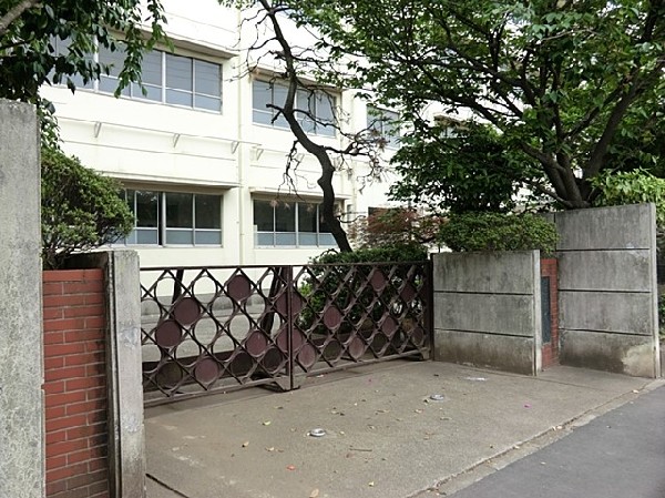 川中島小学校(川崎大師の門前町の一部を学区としていて、商店街や住宅に囲まれた地域にあります。)