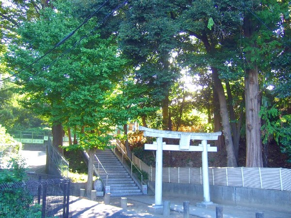 久地神社(今日では、宝クジ等の高額当選を願う方々にも信仰をされているそうです。癒しを与えてくれるお散歩スポットにもなりそうですね。)