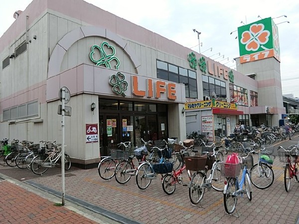 ライフ川崎桜本店(首都圏にも多くの店舗を持つ、大阪発祥の総合スーパーマーケット。)