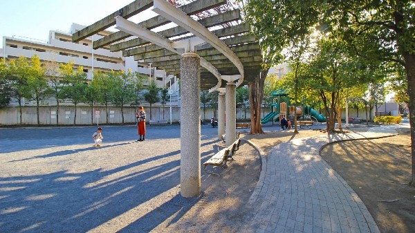 東高津公園(近隣には、公園もあり、青空の下で駆け回ったり、遊具で遊んだり、思い思いの遊びができます。子供たちの元気で楽しそうな声が響き渡ります。)