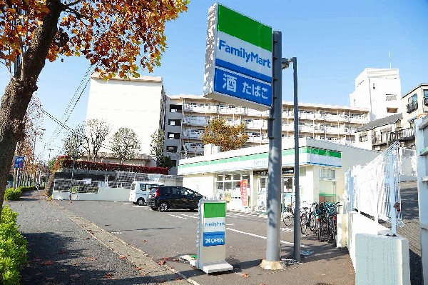 ファミリーマート 津田山駅北店 (人気のファミチキをはじめスナックメニューも大人気です。)