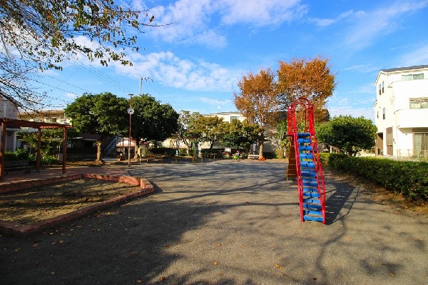 梶ヶ谷金山公園(お砂場、ブランコ、滑り台のある公園、周囲からの見通しもよく安全です。)