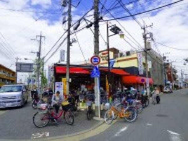 フレスコベンガベンガ久地店(一通りのものが揃っている街のスーパー。特にお惣菜が豊富でお弁当から一品料理まで陳列されている。)