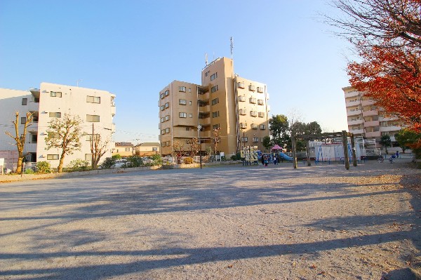 下野毛２丁目公園(近所の子供たちで賑わう公園です。公園は明るく見通しも良いのでママも安心ですね。)