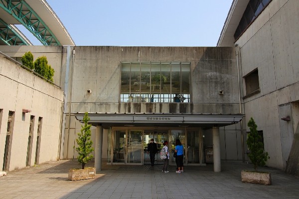 稲城市総合体育館(稲城中央公園内に所在する屋内体育館。メインアリーナの他にトレーニングルームや柔道場などがあります。)