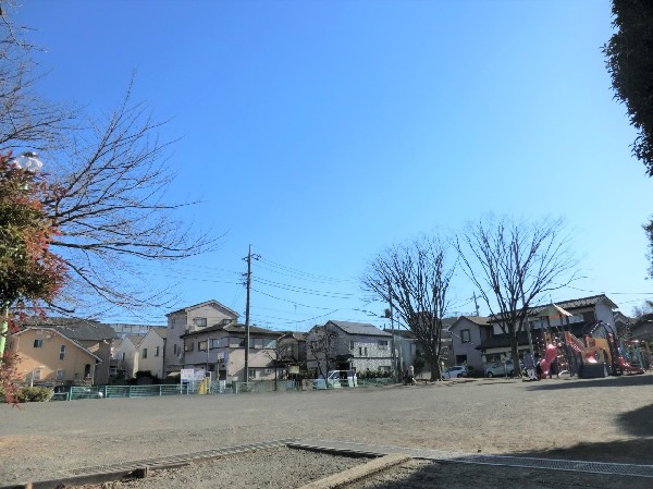 野川中耕地公園(四季を感じながらジョギングをしたり、お子様と一緒に遊べる公園です。お庭感覚で利用できる公園が近くにあるのは嬉しい。)