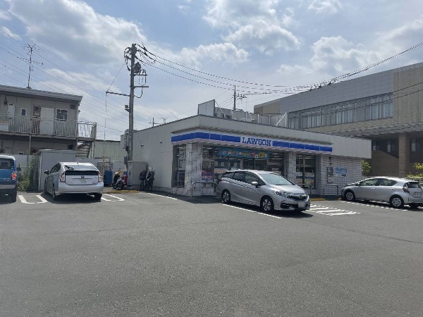 ローソン都筑池辺町店(「マチのほっとステーション」をスローガンに掲げる通り、忙しい日々に「ほっ」とするひとときをもたらします。)