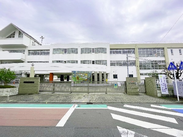 西御幸小学校(お子様が一日の中でも長い時間を過ごす小学校。のびのびと過ごし、広い校庭で元気に駆け回ったり、どんどん成長していくお子様の姿が目に浮かびます。)