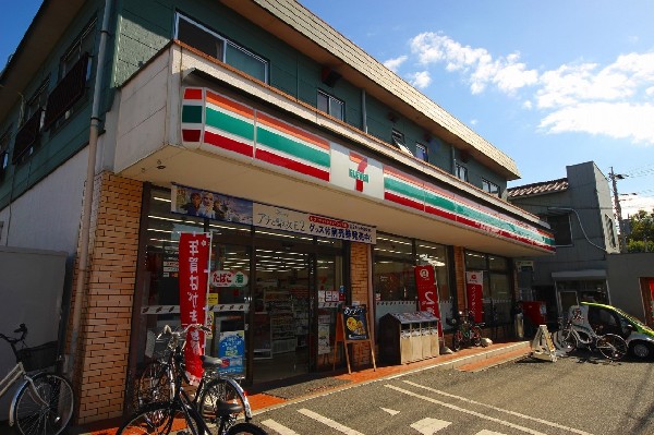 セブンイレブン川崎下野毛3丁目店(特にお弁当等の惣菜で一歩先を行くセブンイレブン。会社帰りに立ち寄れる立地は嬉しい限り。)