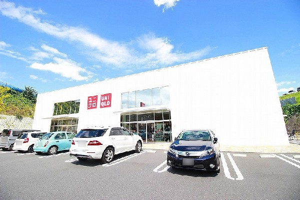 ユニクロ川崎市民プラザ通り店(シンプルなデザインと価格で人気。フリース、ライトダウン、エアリズム、ヒートテックなどおなじみ。)