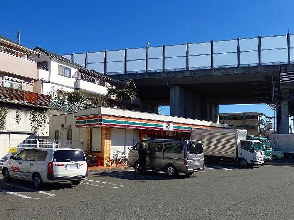 セブンイレブン川崎神木本町1丁目店(セブンミールは大好評です。公共料金の支払いなど色々な用途があるコンビニは今や必須ですね。)