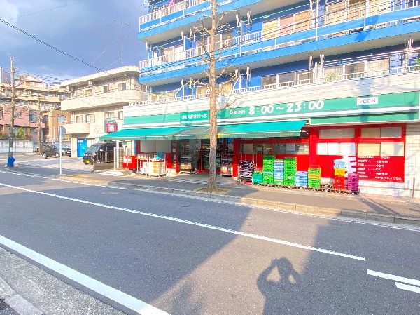 まいばすけっと梅が丘店(少量の野菜やお肉なども揃い、大型スーパーに行くほどではない時などに便利なコンビニサイズのスーパー。)