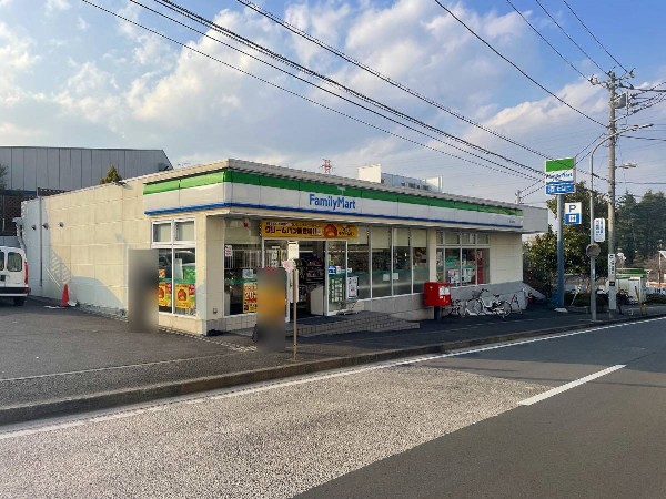 ファミリーマート西八朔町店(ファミチキをはじめスナックメニューも大人気です。買物だけではなく、日常生活に関係する最重要施設となりつつある。)