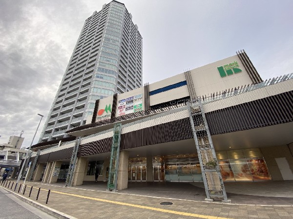 マルエツ長津田駅前店(駅の改札を出てすぐ近くにありますので、通勤通学、お出かけの際、ついでで立ち寄りやすく、生活していくうえで日々のお買い物にとても便利。)