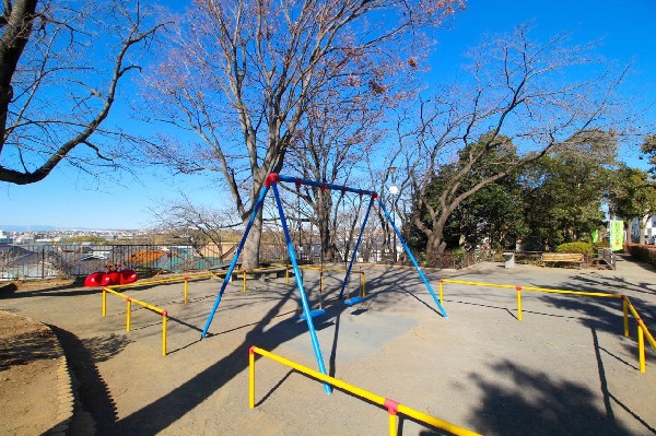 荏田第三公園(近隣には公園もあり、青空の下で駆け回ったり、遊具で遊んだり、思い思いの遊びができます。子供たちの元気で楽しそうな声が響き渡ります。)