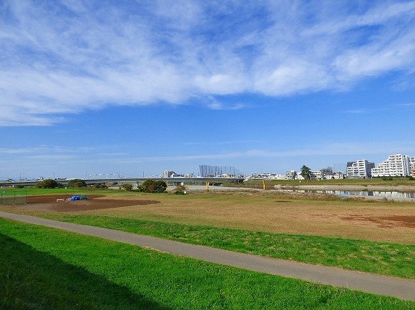 多摩川(サイクリングやペットとのお散歩、お子様とのキャッチボールなど、暮らしをより充実させてくれる住環境です。)