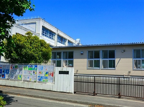 小倉小学校(学校教育目標は「よく考え進んで学習する子、心豊かな明るい子、責任をもってやり遂げる子、健康でたくましい子」)