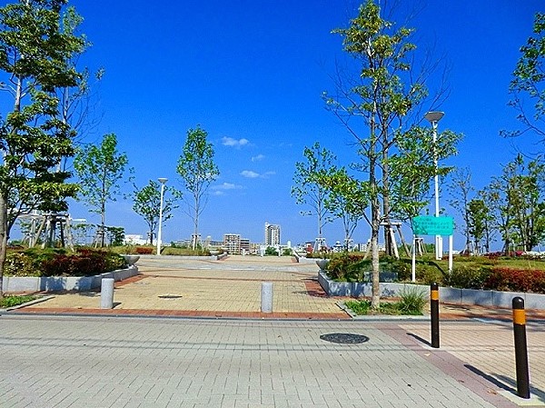 戸手4丁目公園(多摩川を臨む公園。夏には噴水も出ます。)