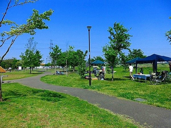 稲城北緑地公園(多摩川沿いにある公園。遊び場、野球、テニス、バスケット ボールなどの施設がある。)