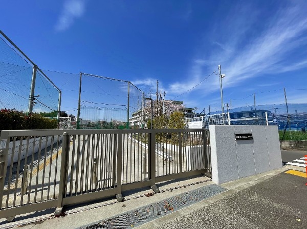 稲城市立第一小学校(明治4年創立の長沼郷学校を母体とする。現在までに1万名を超える卒業生を送り出し、都内でも長い歴史と伝統を誇る学校です。)