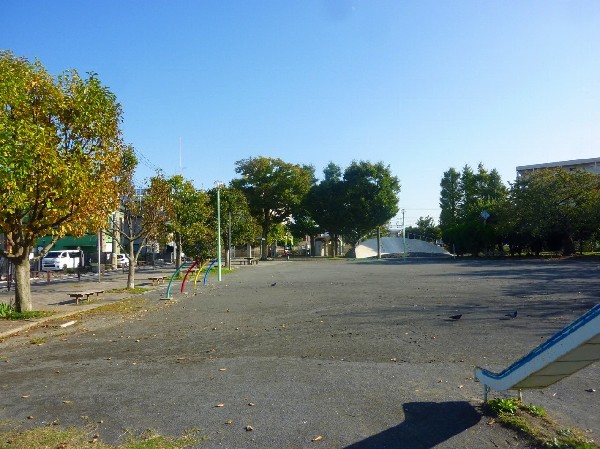 小向第一公園(近隣には、公園もあり、青空の下で駆け回ったり、遊具で遊んだり、思い思いの遊びができます。子供たちの元気で楽しそうな声が響き渡ります。)