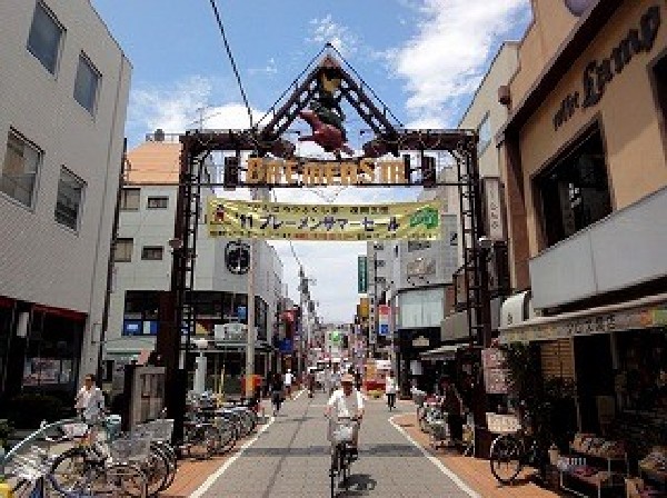 ブレーメン通り(モトスミブレーメン通り商店街は元住吉駅西口から始まる駅前商店街です。 1990年モール化。全長約550メートル。加盟店約180店舗が集まる商店街です)