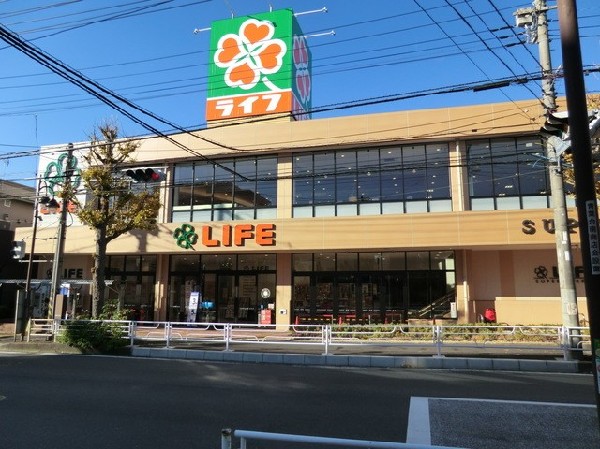 ライフ青葉しらとり台店(幹線道路沿いにあり、自転車や車で立ち寄りやすい駐車場完備のスーパーです。休日の買い出にも便利です。)