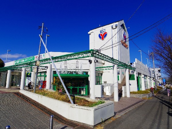 ゆりストア星ヶ丘店(10時～20時までの営業時間。星ヶ丘店はグルメ志向のお客様が多いエリアなので、インストアベーカリーを備えました。)