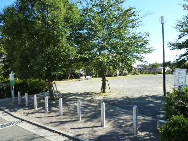 犬蔵さくらの丘公園(見晴らしの良い景色が楽しめて、とても気持ちのいい風が吹いています。さくらの季節には、いろいろな桜の花が楽しめるようです。)