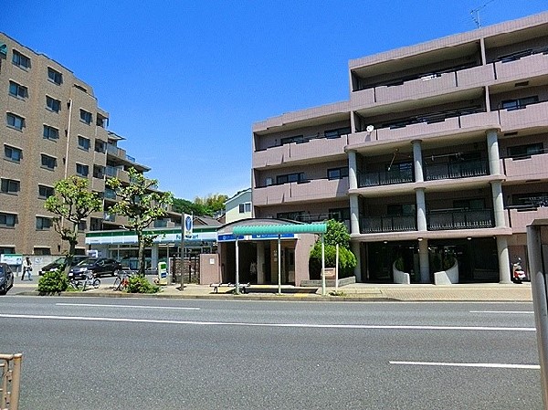 三ッ沢上町駅(三ツ沢公園、陸上競技場、球技場（現在ニッパツ三ツ沢球技場）の最寄り駅です。)