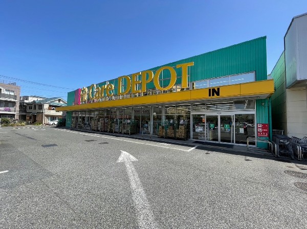 Fit Care DEPOT登戸店(今やドラックストアは薬だけではありません。日用雑貨から食料品まで品ぞろえが豊富。伸び続けているのが頷けます。)