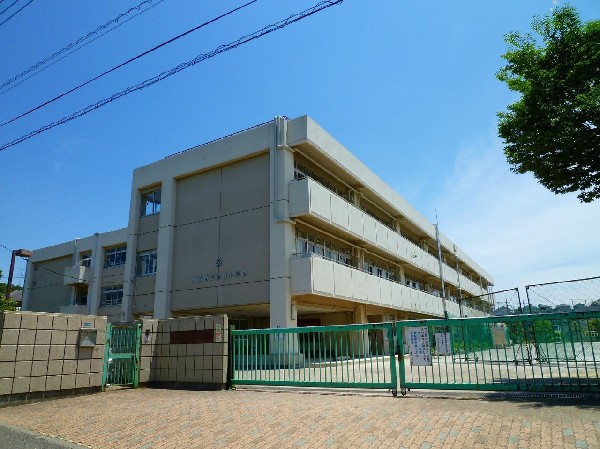 金程小学校(お子様が一日の中でも長い時間を過ごす小学校。のびのびと過ごし、広い校庭で元気に駆け回ったり、どんどん成長していくお子様の姿が目に浮かびます。)