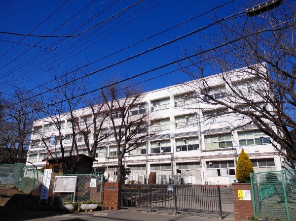 樽町中学校(確かな学力、豊かな心、健やかな体、公共心と社会参画意識、国際社会に寄与する開かれた心、を磨いていく。)